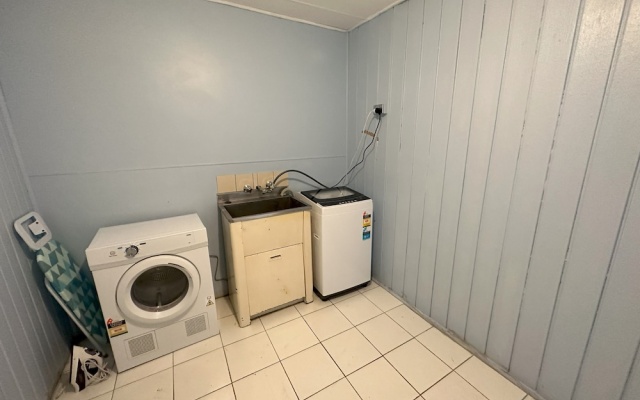 Cottage Charm with Nearby Shopping – Kitchen – South Grafton
