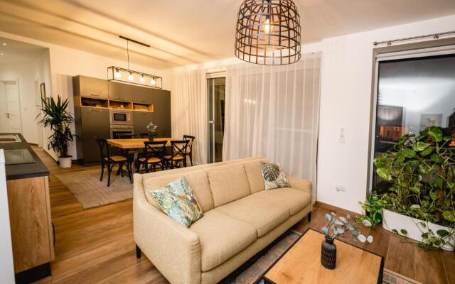 Luxurious Penthouse with Private POOL, WIFI & AC by 360 Estates