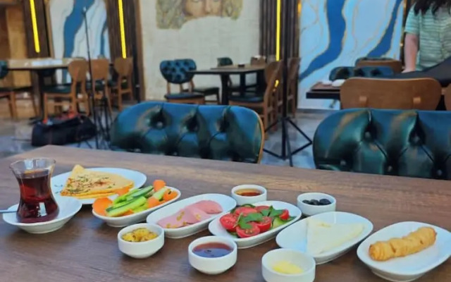 Lavin Hotel & Suites