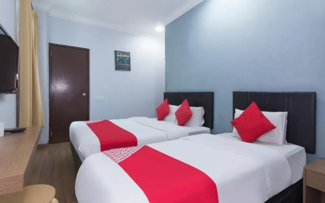 OYO 445 Charisma Hotel