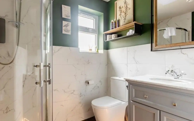 Stunning Private En-suite Studio in Cobham