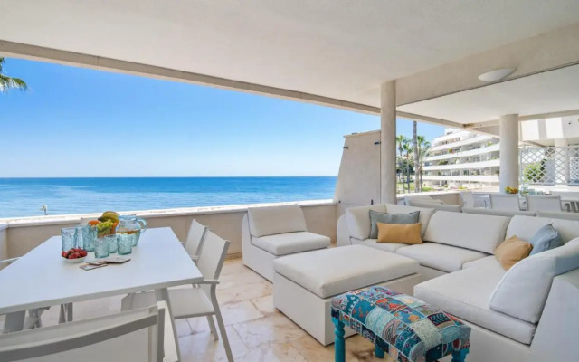 Beach-line apartment with 3 bedrooms in Estepona