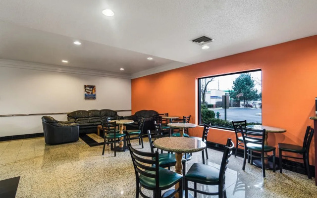 Motel 6 Libertyville, IL