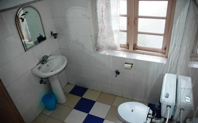 Hotel Tres – Bathroom – Kalimpong