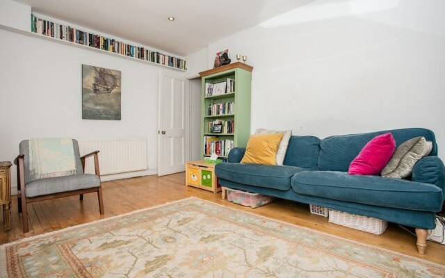 Spacious 3 Bedroom House in Clapton