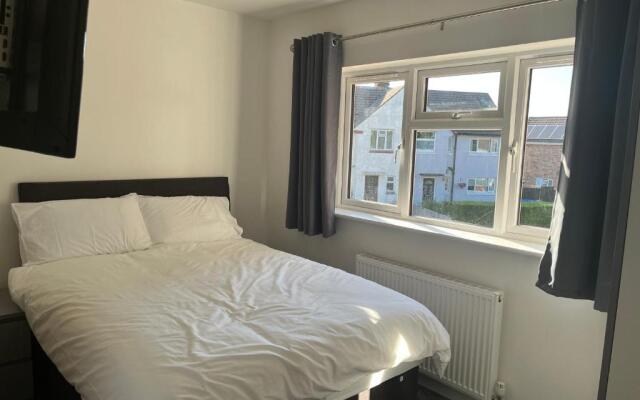 Stunning Modern 6-bedroom House all With En-suite