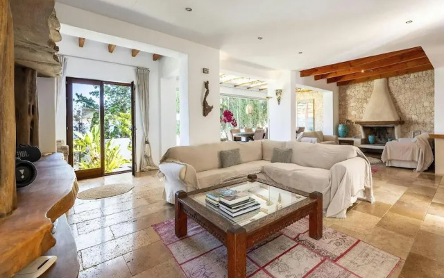 Magnificent Villa With sea Views