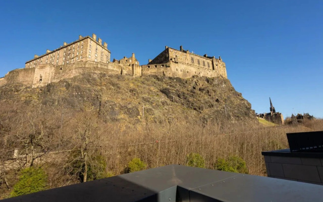 Amazing 2 Bedroom Apartment With Views of Edinburgh Castle