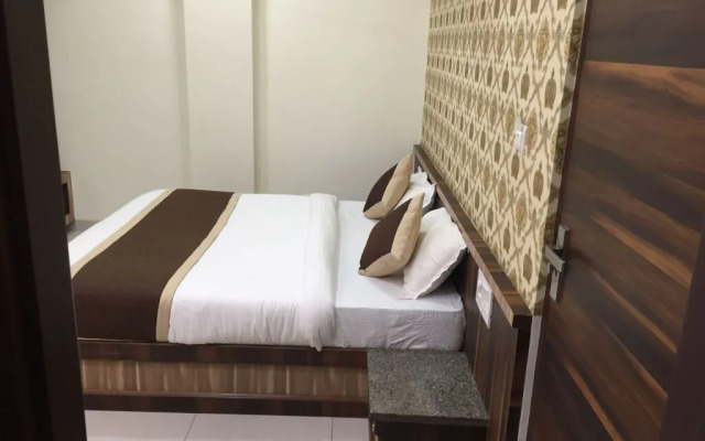 Capital O 18483 Hotel Olive Greens