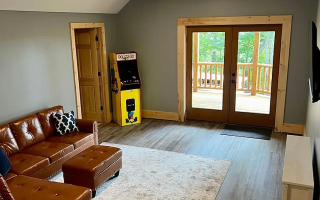 Wintergreen Chesnut Hot-tub Arcade Fireplace