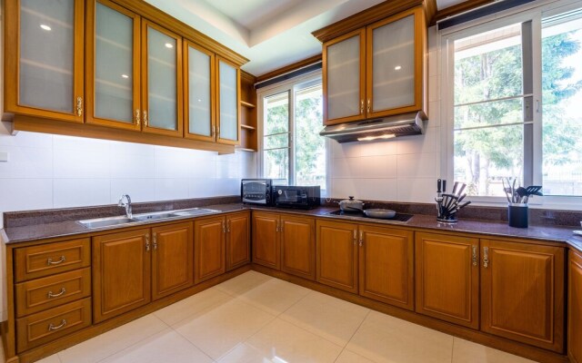 Luxury 6 Bed Mansion - CAS