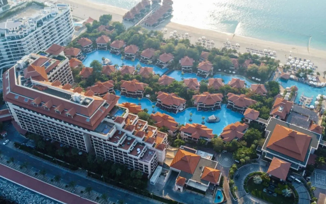 Oceanfront 2BR Apartment With Sea Views