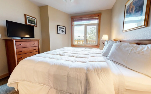 Sunstone 125 Ski-In Ski-Out, Mountain Modern, Garage, Fitness Center by RedAwning