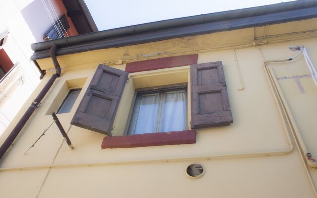Nice Apartment in an English Style Building On the First Floor, With air Conditioning, Wifi and Sewing