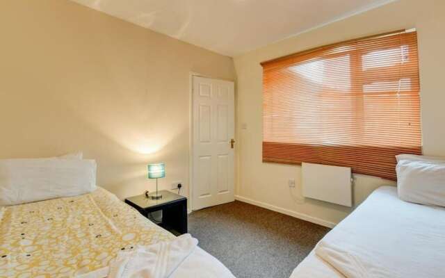 Commodore Hotel & Suites