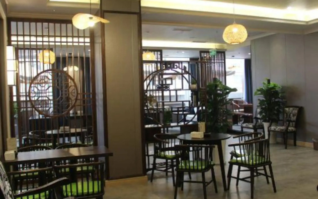 Ruijing Sunshine Hotel (Leshan Hi-tech Zone Ito Shihao Branch)