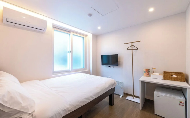 Crashin Yongsan Guesthouse