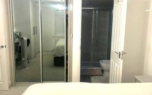 High END Spacious 4 Bed House - Free Parking