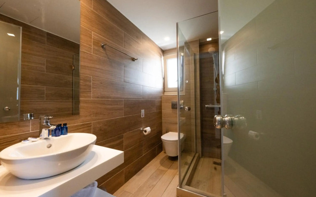 Cavos Bay Hotel and Studios