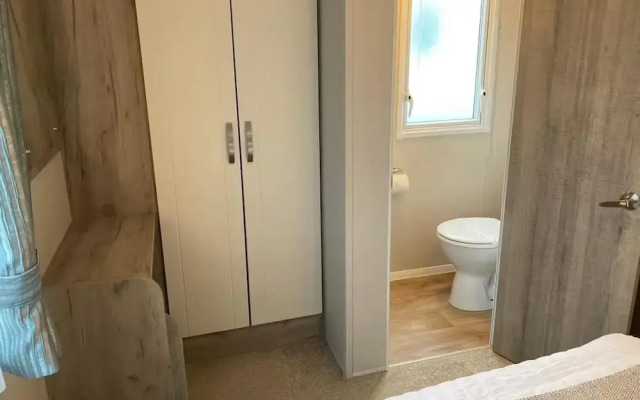 Caravan-sleep8-hottub-freep-balcony-familyfriendly