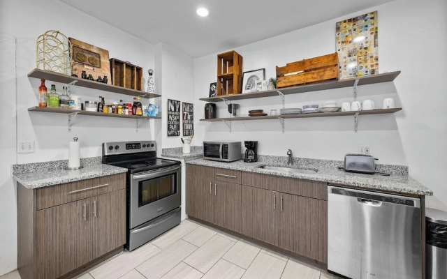 Comfortable 6-bedroom Retreat Minutes to Downtown