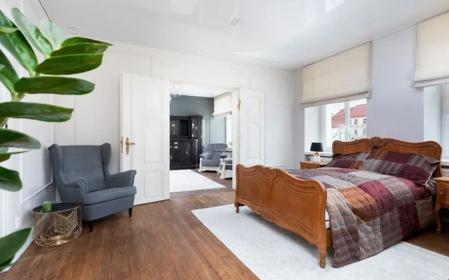 Kosciuszki Square Apartment by Renters