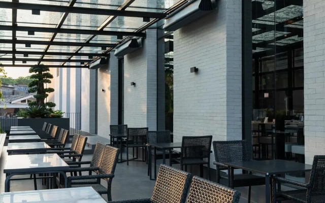 REZ Hotel
