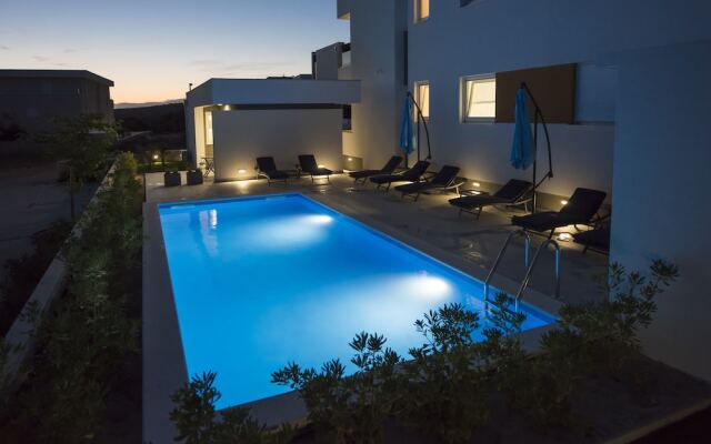 Pool Apartments & Rooms Mare