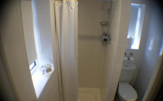 Clifton Court Metro Hotel