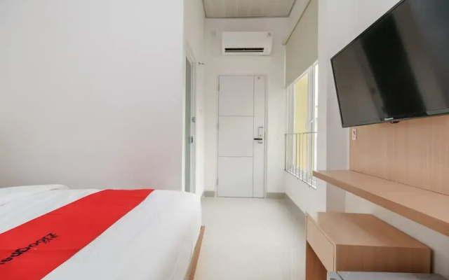 RedDoorz Plus near RS RK Charitas 2 Palembang - Guesthouse in Palembang - Photo 2