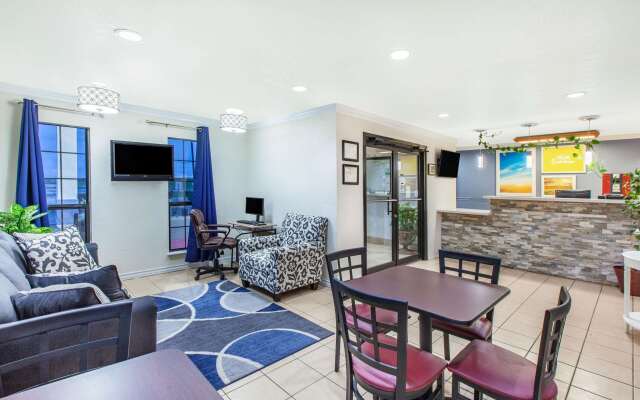 Days Inn & Suites by Wyndham Braunig Lake