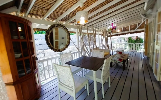 Tahiti - Fare Vainato Beach