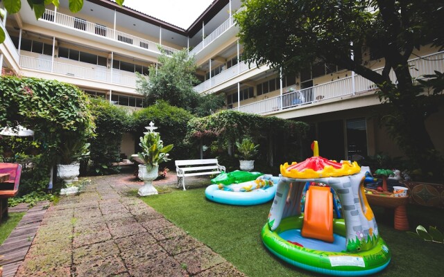 Feung Nakorn Balcony Rooms and Cafe