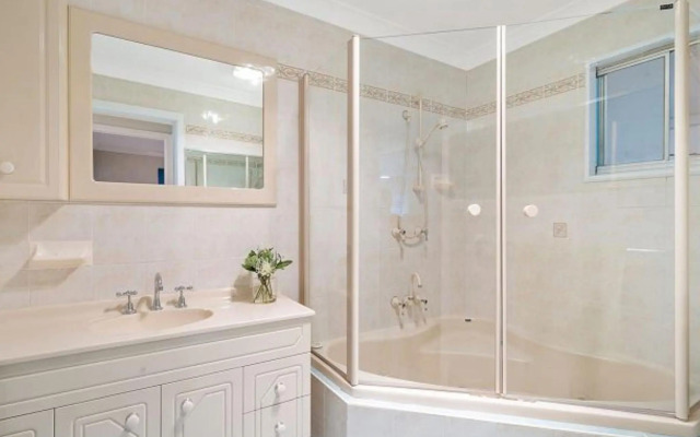 Walk to Everything In Huskisson Central Location and Sleeps 10