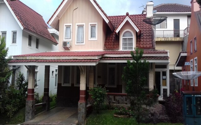 Villa Kota Bunga Aster