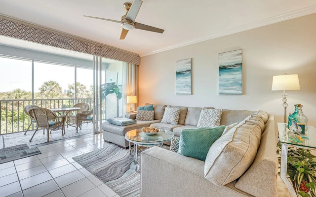 < 1 Mi to Beach: Sleek Naples Condo