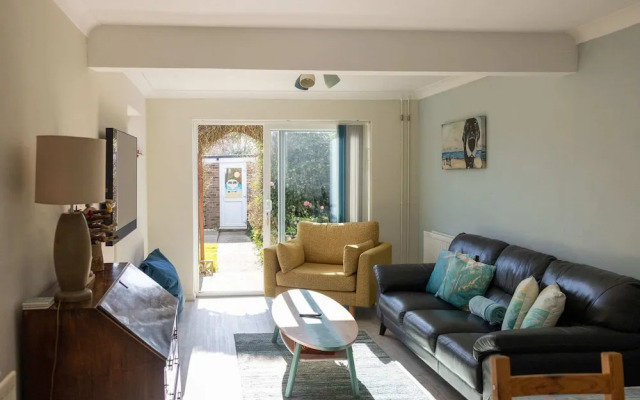 Seaside Retreat - Five Minutes to Beach Village