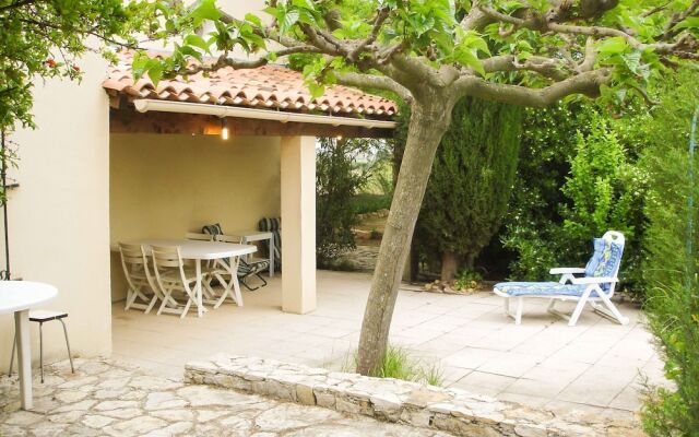 Charming Hunting Lodge near Loupian with garden