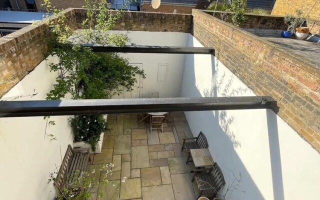 Beautiful 2BD Flat With Private Courtyard- Borough