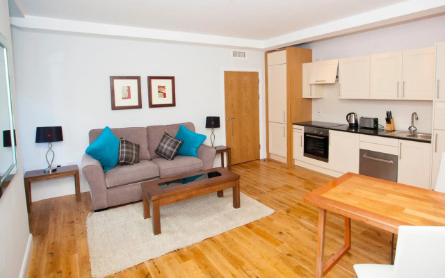 Royal Athenaeum Suites