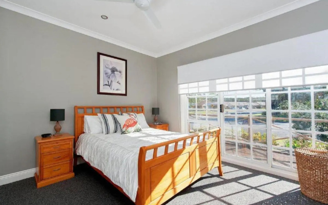 'The Croft' 11 Boulder Bay Rd - Cosy Beach House with Aircon & only 270m to the Beach – Guest Rooms – Fingal Bay