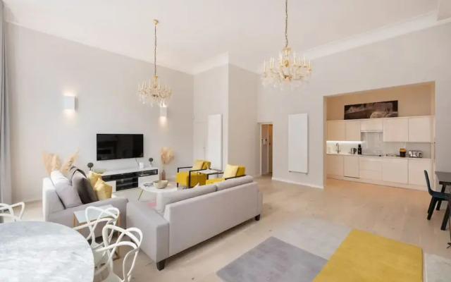 Presidential Residence 14ft High Ceilings