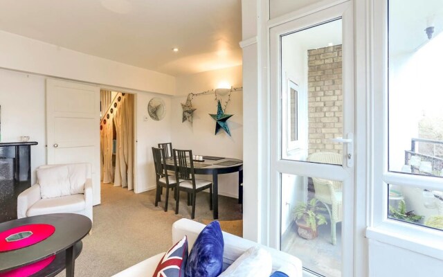West London 3 bed Home Next to the River!