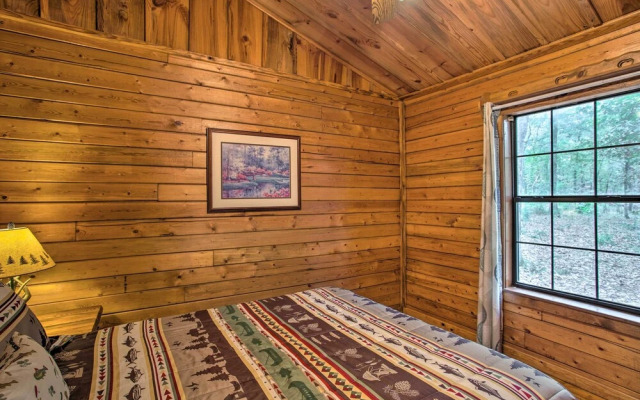Timber Brooke Cabin: Hot Tub & Central Location!