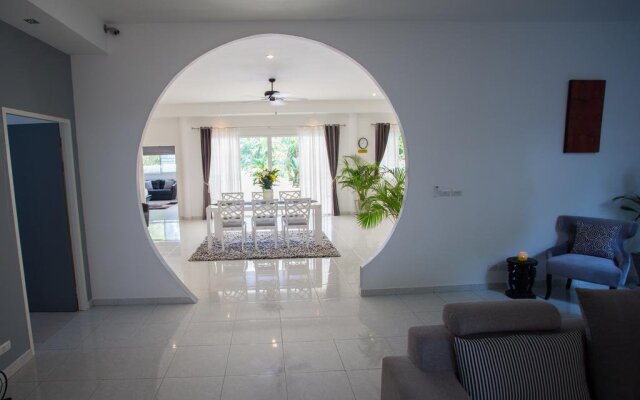 Blissful Tropical Stay at SeaLaVie Villa