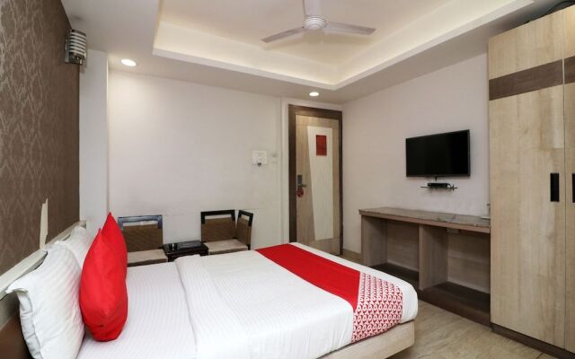 OYO Flagship 23530 Smriti Star Hotel