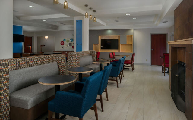 Holiday Inn Express & Suites Lawrence by IHG