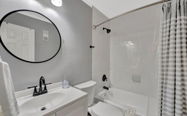 Seaside Luxury Oasis with balcony