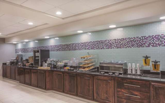 La Quinta Inn & Suites by Wyndham Columbus North