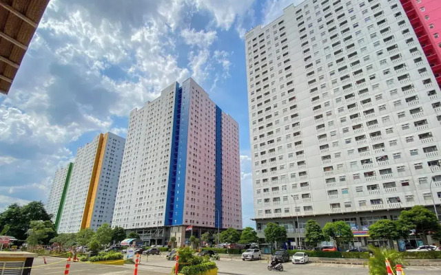 Strategic And Homey 2Br Green Pramuka Apartment